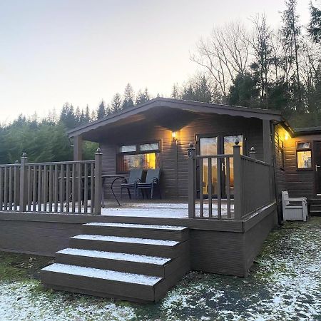 Stunning 4-Bedroom Cabin With Hot Tub In Beattock! Exterior photo