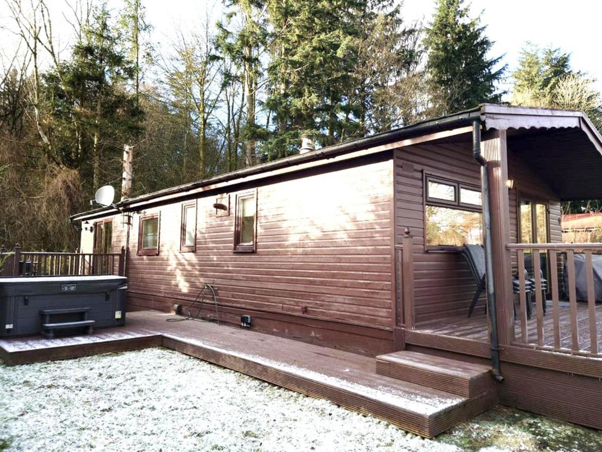 Stunning 4-Bedroom Cabin With Hot Tub In Beattock! Exterior photo